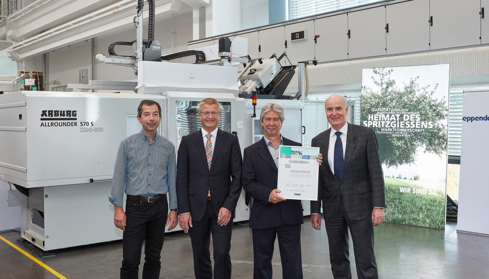 Rainer David (segundo por la derecha) y Thomas Reimann (izquierda), directores generales de Eppendorf Polymere, con el director de ventas de Arburg...
