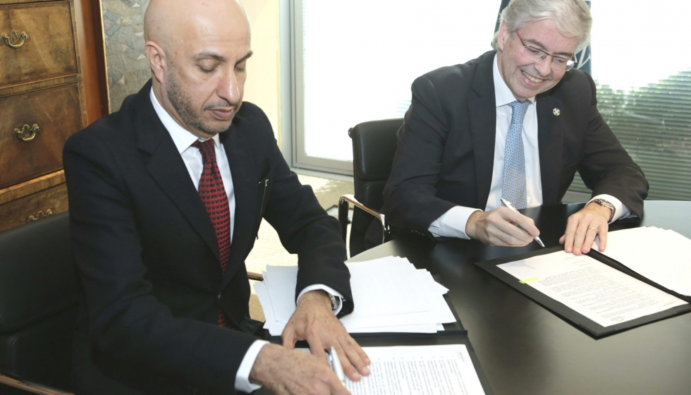 Firma del acuerdo entre Mohammed Al Zarooni y Jordi Cornet