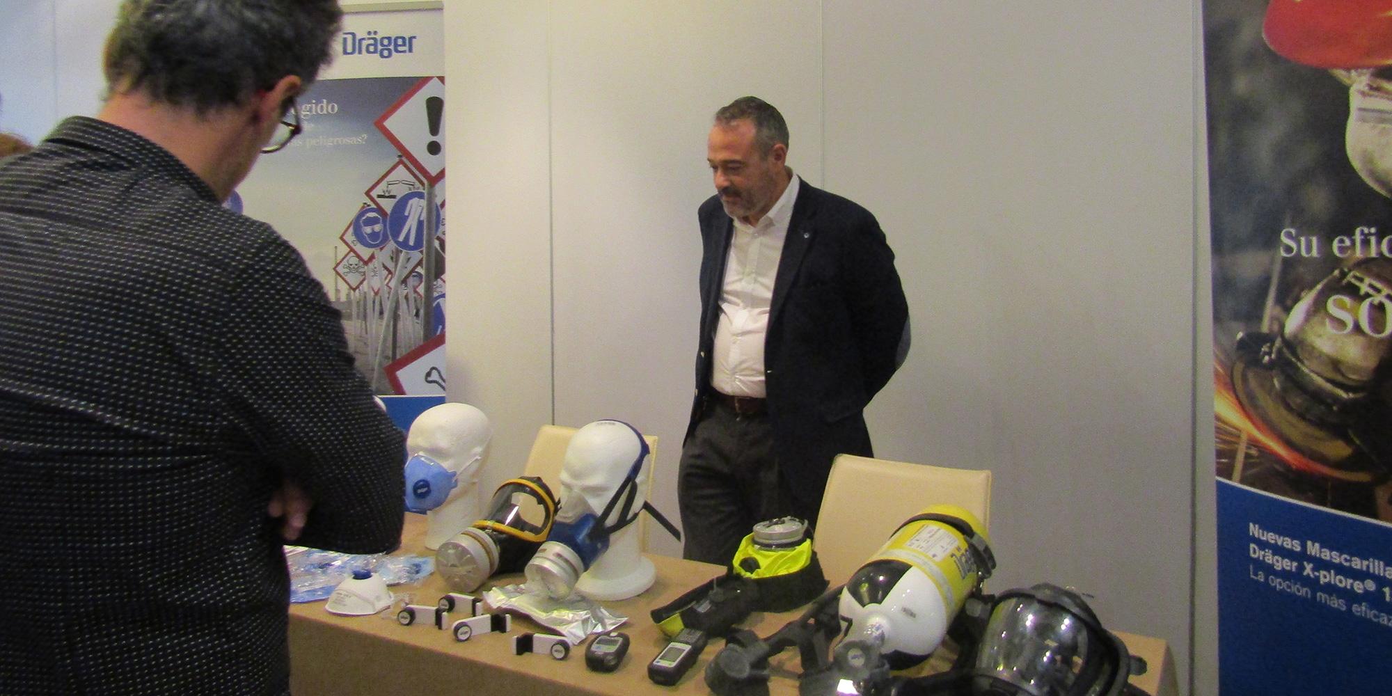 Jos Alfonso Domnguez, Sales Representative de Drger Iberia, con sus equipos de proteccin respiratoria