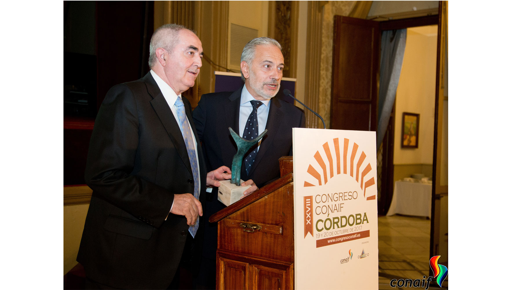 Manuel Rodrguez Chesa recibi el galardn de manos del presidente de Conaif, Esteban Blanco