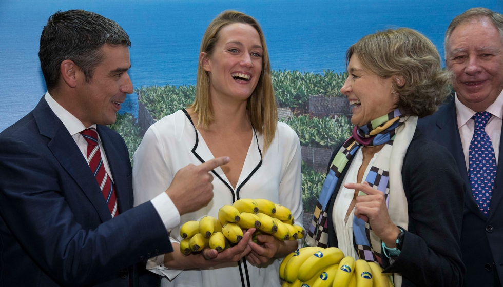Mireia Belmonte junto a la ministra Isabel Garca Tejerina en el acto de inauguracin de la feria