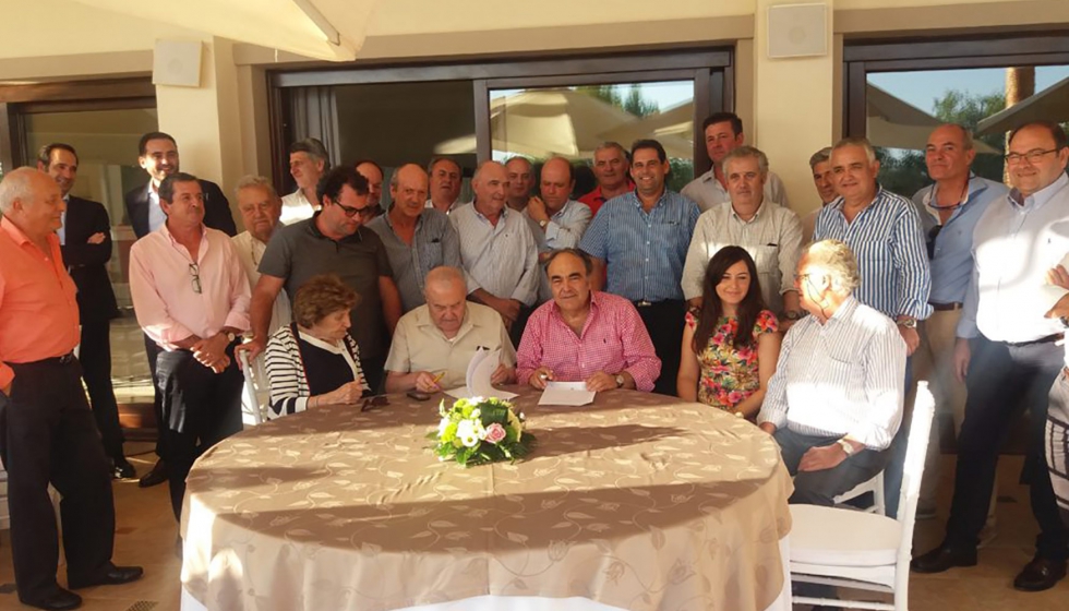 Momento de la firma del acuerdo entre el representante de Pompeian, Sylvain Devico, y el presidente de Dcoop, Antonio Luque...
