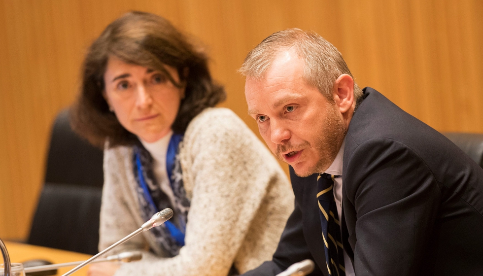 La presidenta de Aege, Teresa Rasero, y el secretario de Estado de Energ�a, Daniel Navia