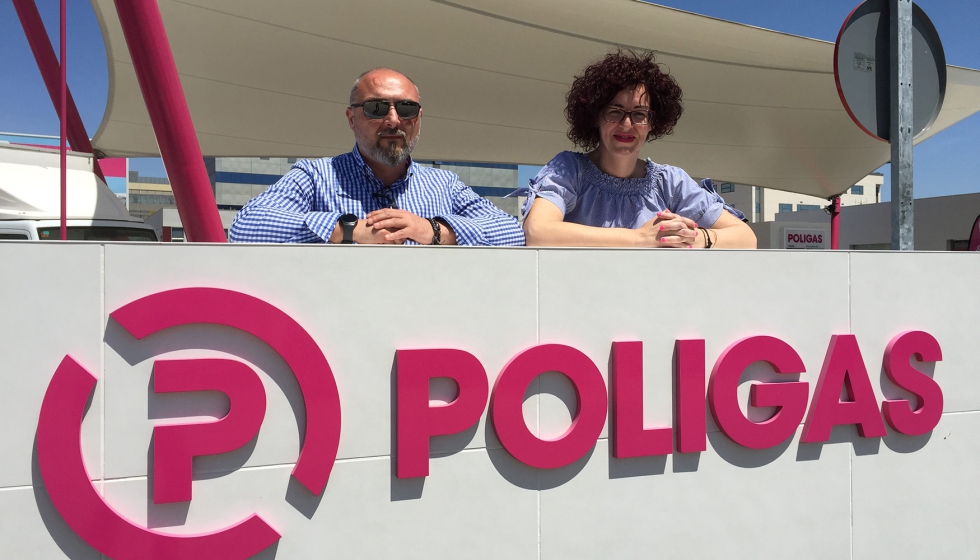 Benito Lpez y Esther Abril posan tras el logotipo de Poligas en la estacin de servicio que la compaa posee en la ciudad de Murcia...