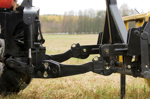 LHLINK is connected to the chassis of the tractor by means of a vertical pivot