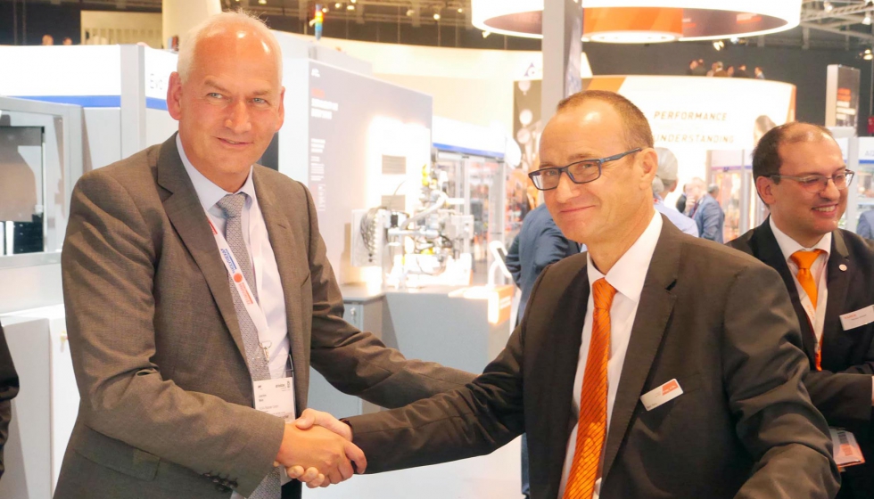 Marc Aury (derecha), presidente y director ejecutivo de Gebo Cermex, confirma el acuerdo con Joachim Melis...