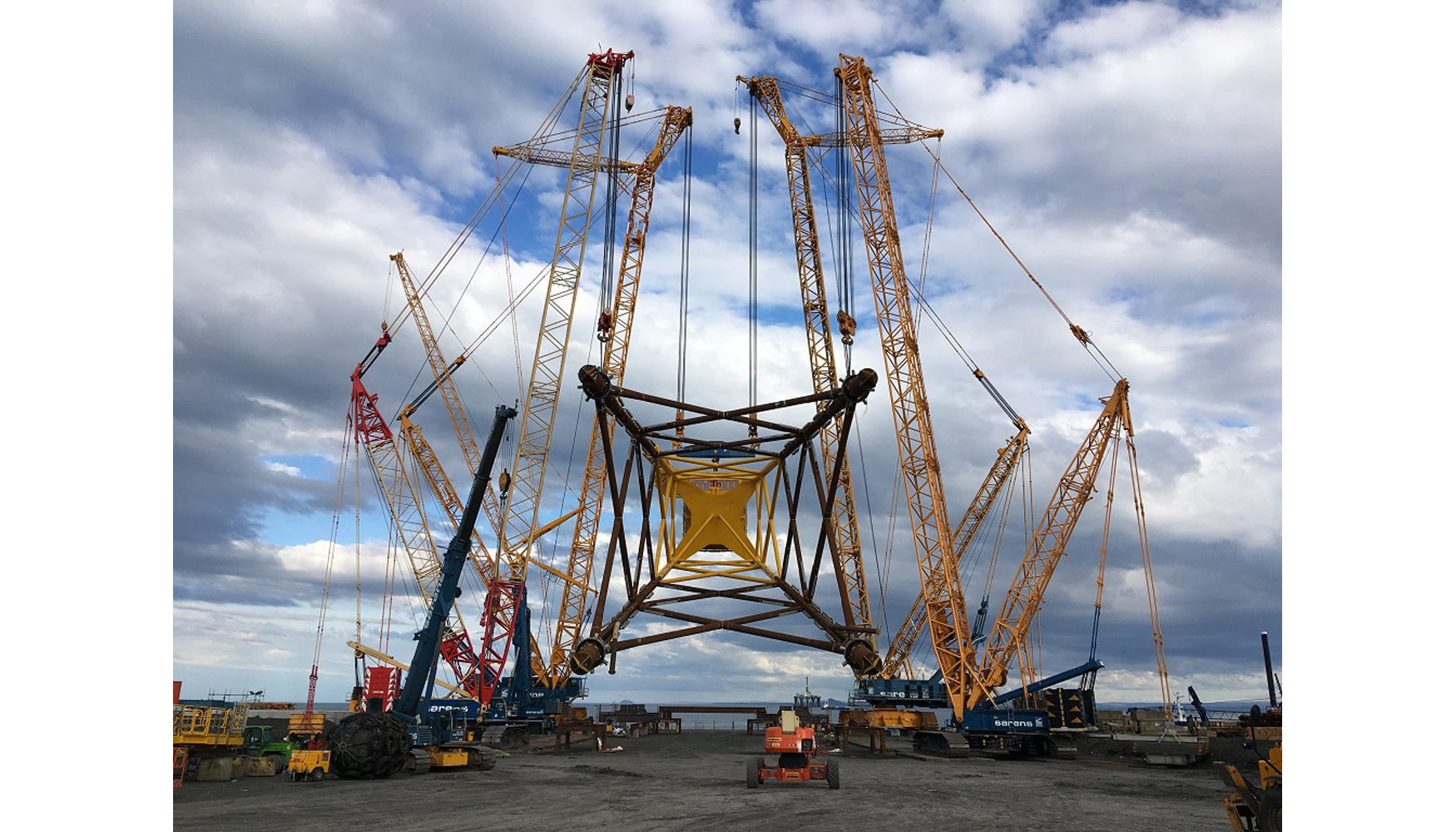 Gras Demag trabajando de forma sincronizada en el levantamiento de las subestructuras