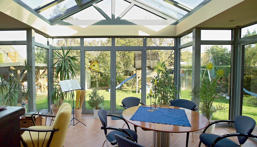 Los sistemas para veranda de Reynaers Aluminium permiten la integracin de ventanas de techo enrasadas para ventilacin