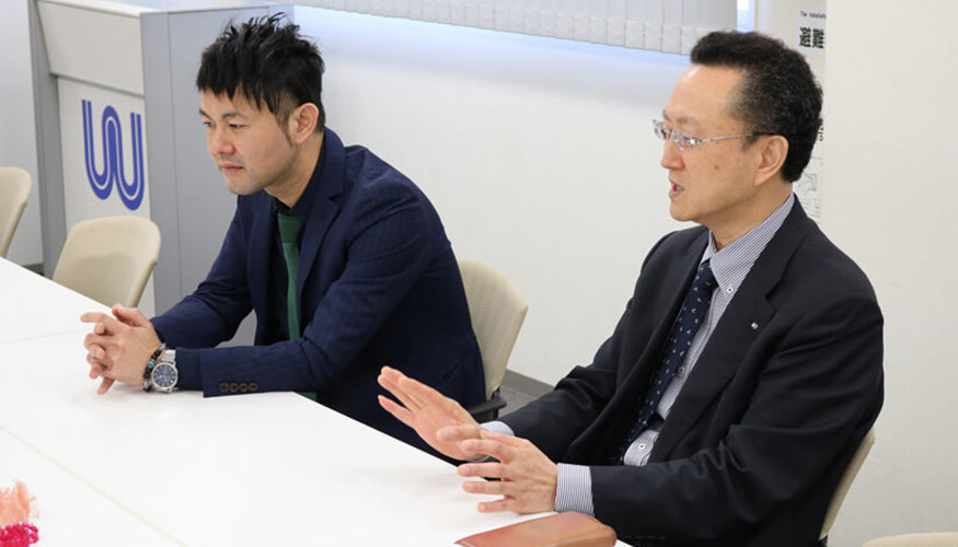 Shizuo Higuchi (derecha), director general, y a Norihiro Yoshitsugu (izquierda)...