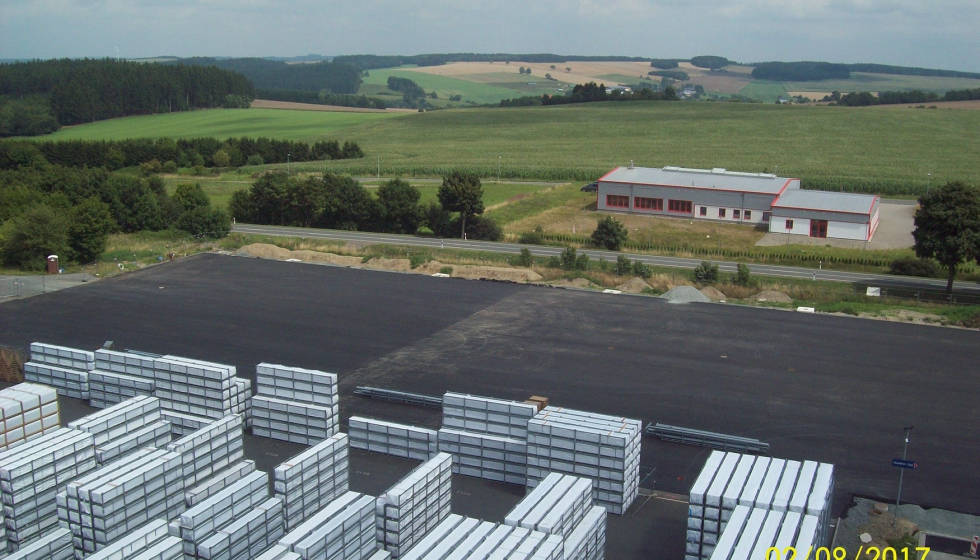 Aspecto de la zona de almacenado exterior en la nueva ampliacin de las instalaciones de Gealan