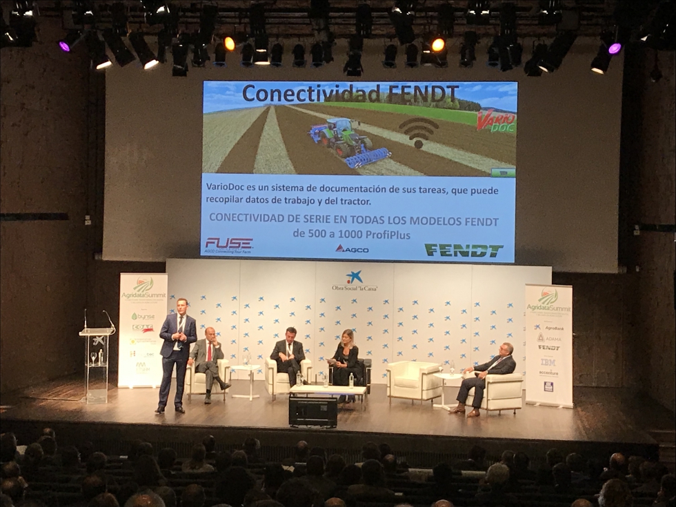 Rafael Milln, de AGCO/Fuse, detall las ventajas de los sistemas de conectividad que ofrecen los tractores y maquinaria Fendt...