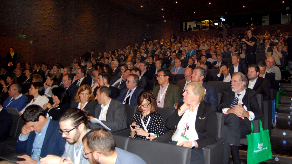 Unas 400 personas llenaron el auditorio CaixaForum de Madrid durante las primeras intervenciones