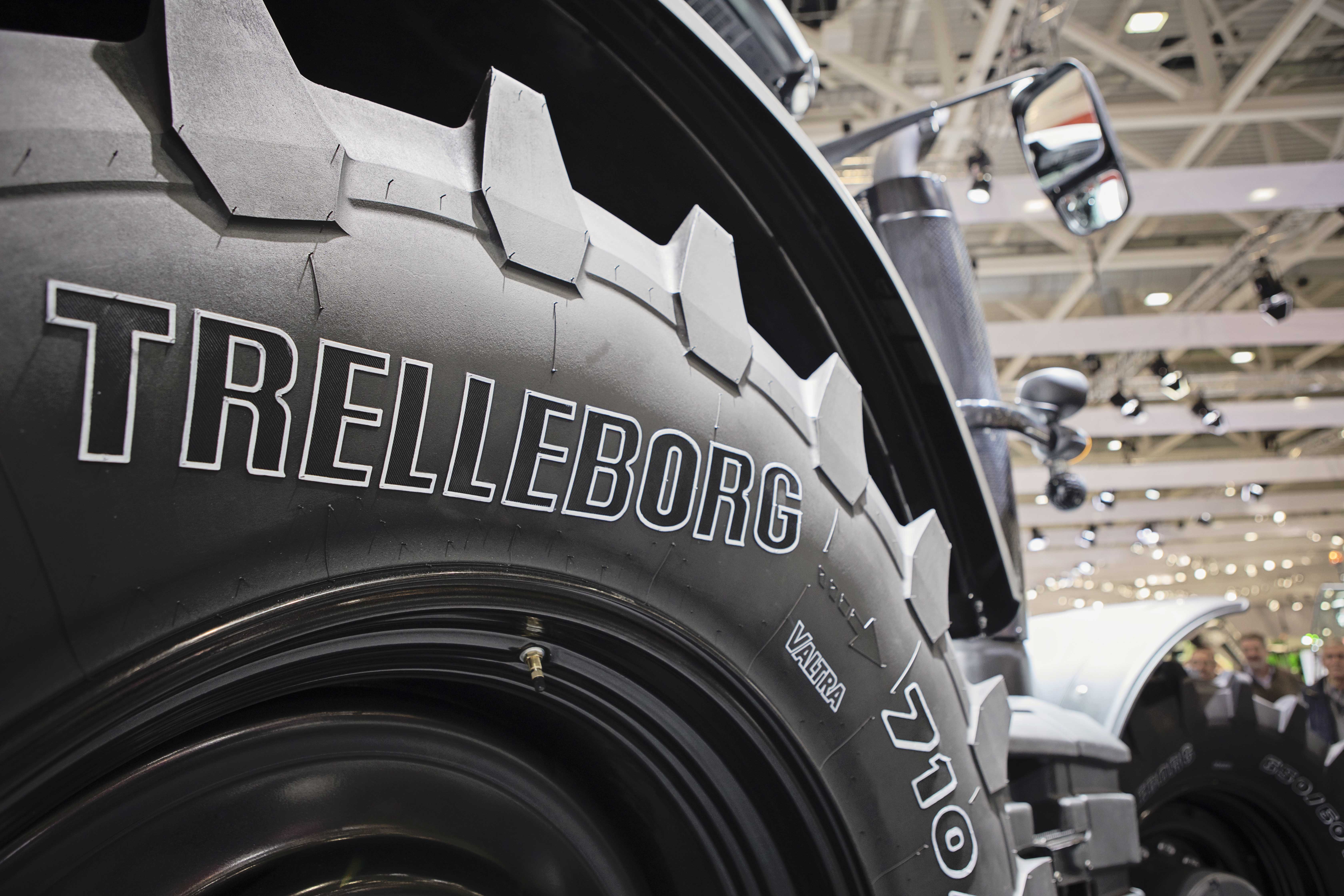 En Agritechnica se expone un tractor Valtra S394 personalizado con el logotipo de la marca en los neumticos Trelleborg...