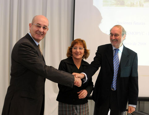 De izquierda a derecha, Del Prim, Broto y Muniesa, en la firma del acuerdo
