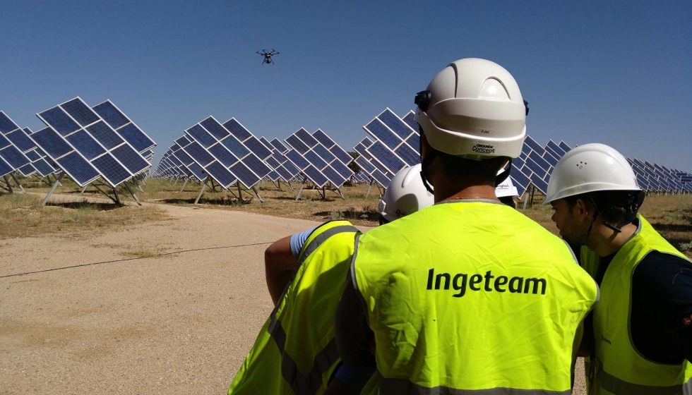 Dron inspeccionando una planta fotovoltaica