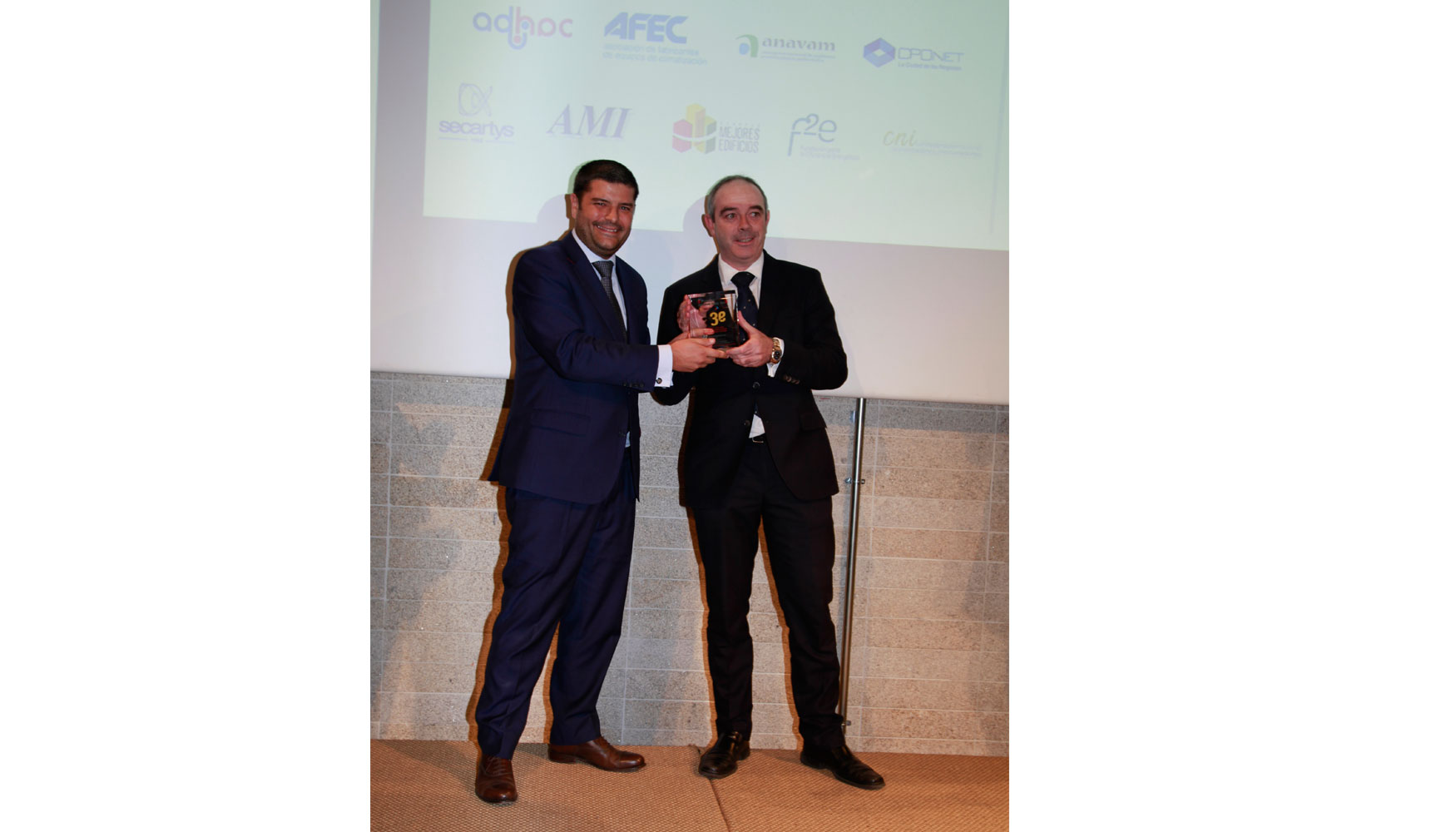 Jose Carlos Fernndez Rey, Senior Marketing Manager de la regin Iberia de Endesa entreg el premio a Daniel Delgado Somodevilla...