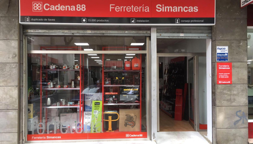 La familia Simancas fund su primera ferretera en el centro de Sevilla en 1982