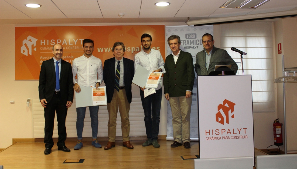 Los ganadores de la Mencin, junto a miembros del Jurado y los representantes de Hispalyt y Endesa