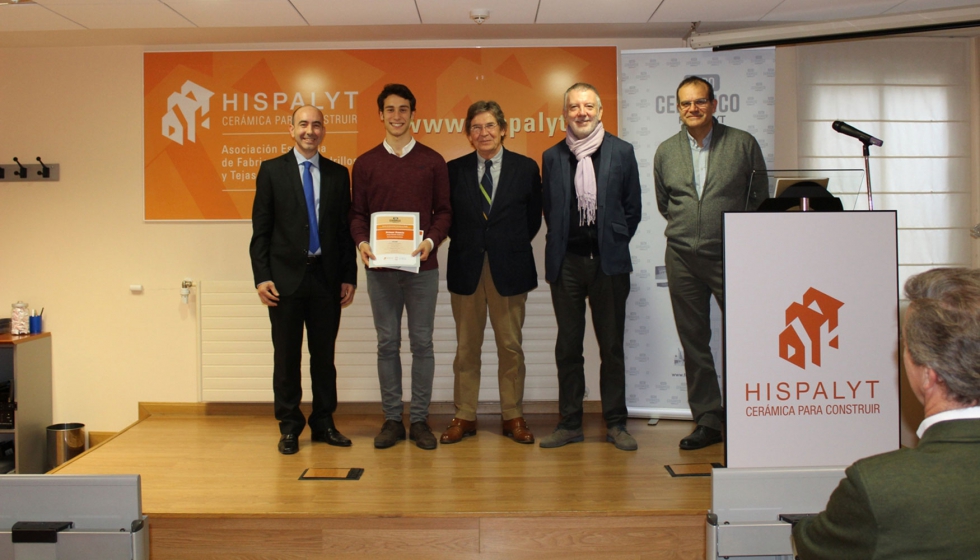 El ganador del Primer Premio junto a miembros del Jurado y los representantes de Hispalyt y Endesa