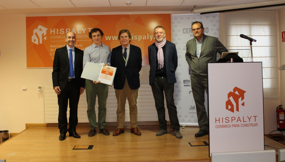El ganador de la Mencin, junto a miembros del Jurado y los representantes de Hispalyt y Endesa