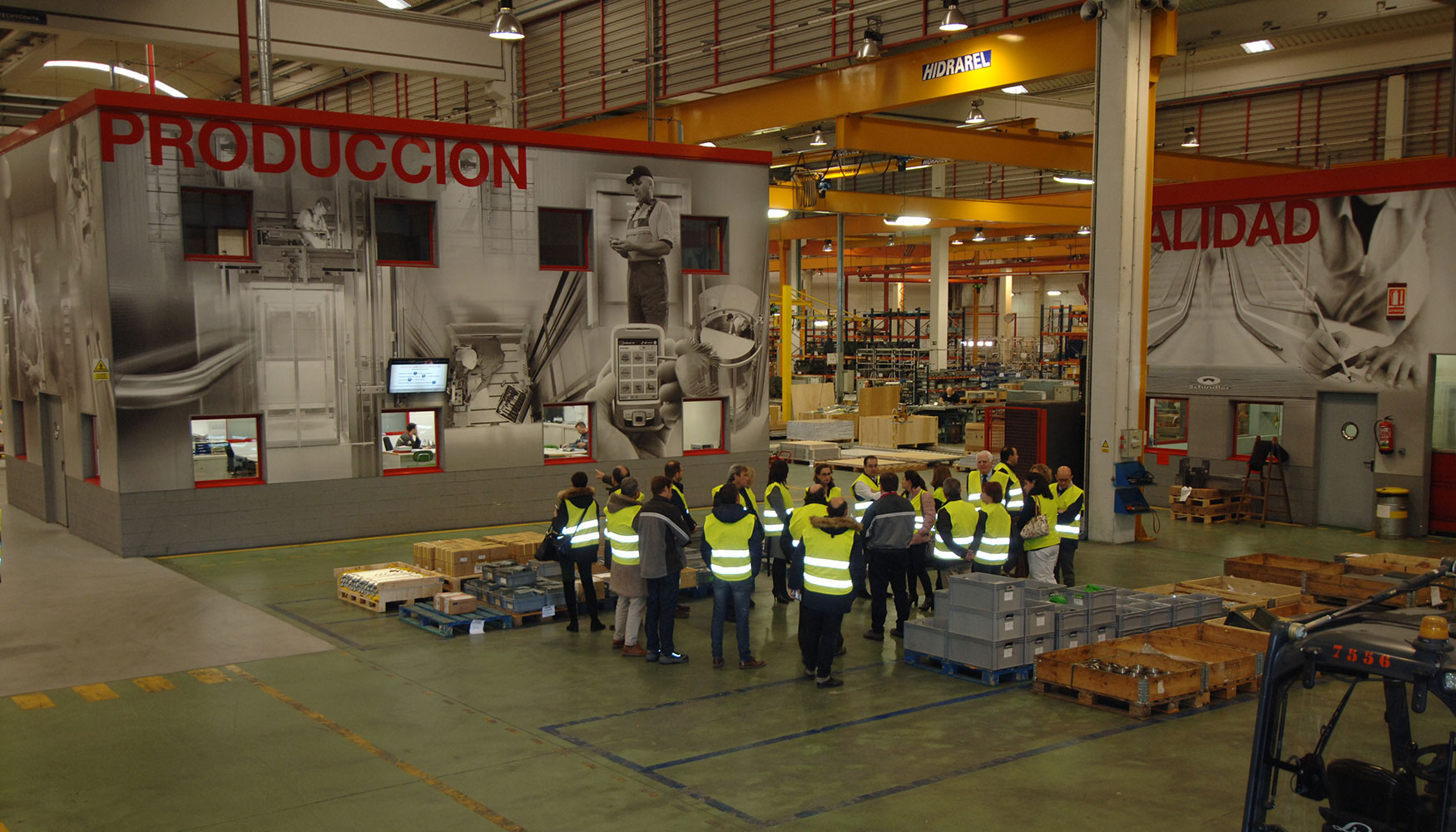 Un momento de la visita de los administradores de fincas de Valladolid al complejo industrial de Schindler en Zaragoza