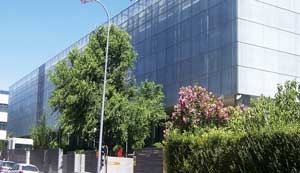 El edificio est situado en la calle de Valgrande, en el polgono industrial de Alcobendas (Madrid)