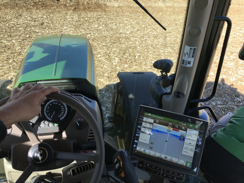 El puesto de conduccin del tractor 6250R se beneficia de las ventajas que ofrece la estrategia Farmsight