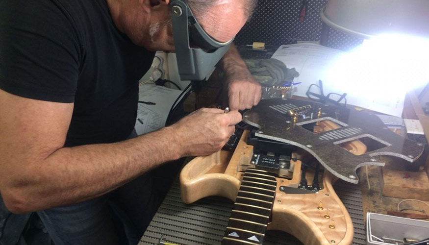 Se trata de la primera con una tapa de materiales compuestos de bioresina y fibra de lino realizada por Canivell Guitars con el apoyo de la unidad de...