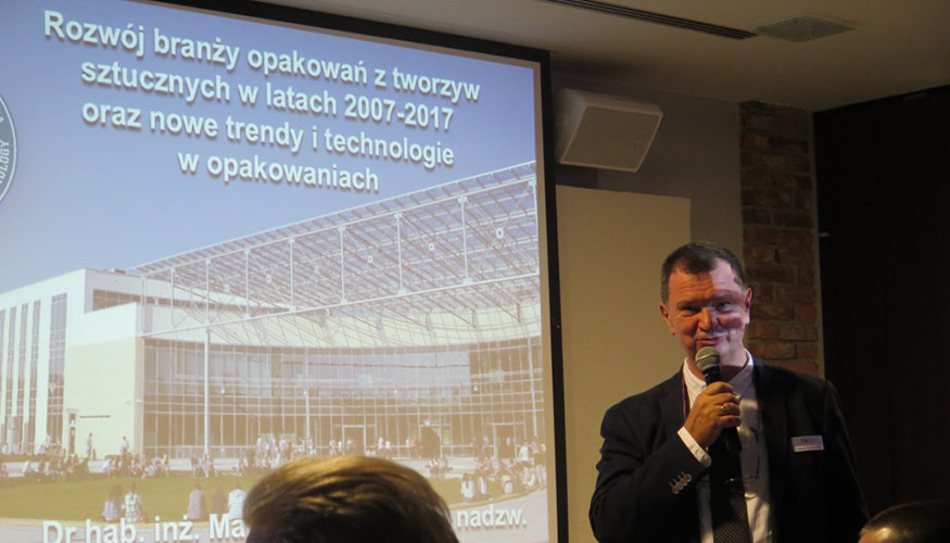 El profesor Szostak presentando el dcimo aniversario de la compaa en Polonia