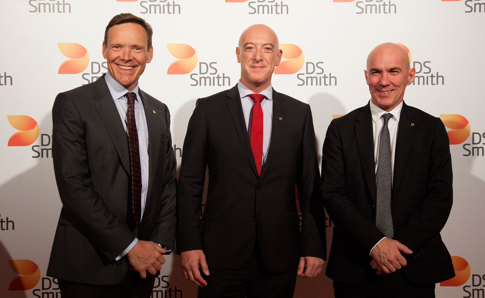 El CEO de DS Smith, Miles Roberts (a la izquierda de la imagen)...
