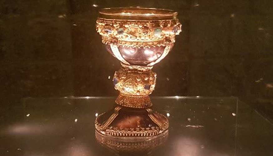 El Cliz de doa Urraca original se expone dentro del museo en una vitrina, protegido por cristales antibalas e iluminado desde distintos ngulos...
