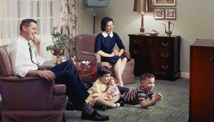 La televisin se puso de moda en 1952 y las noches de televisin se disfrutaban en la familia. Fuente: Harold M...