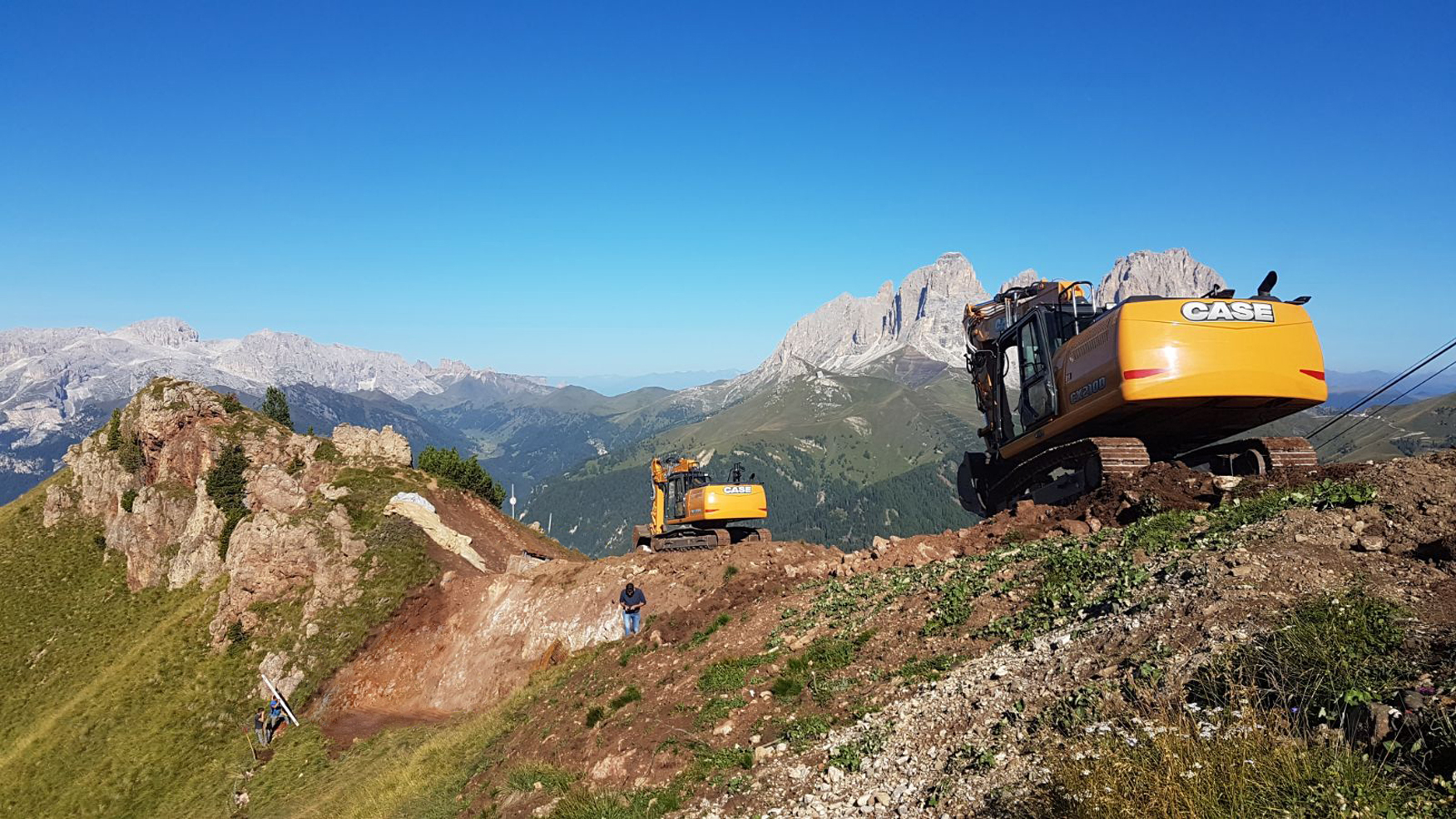 Excavadoras Case de la Serie D trabajando en el paso del Pordoi