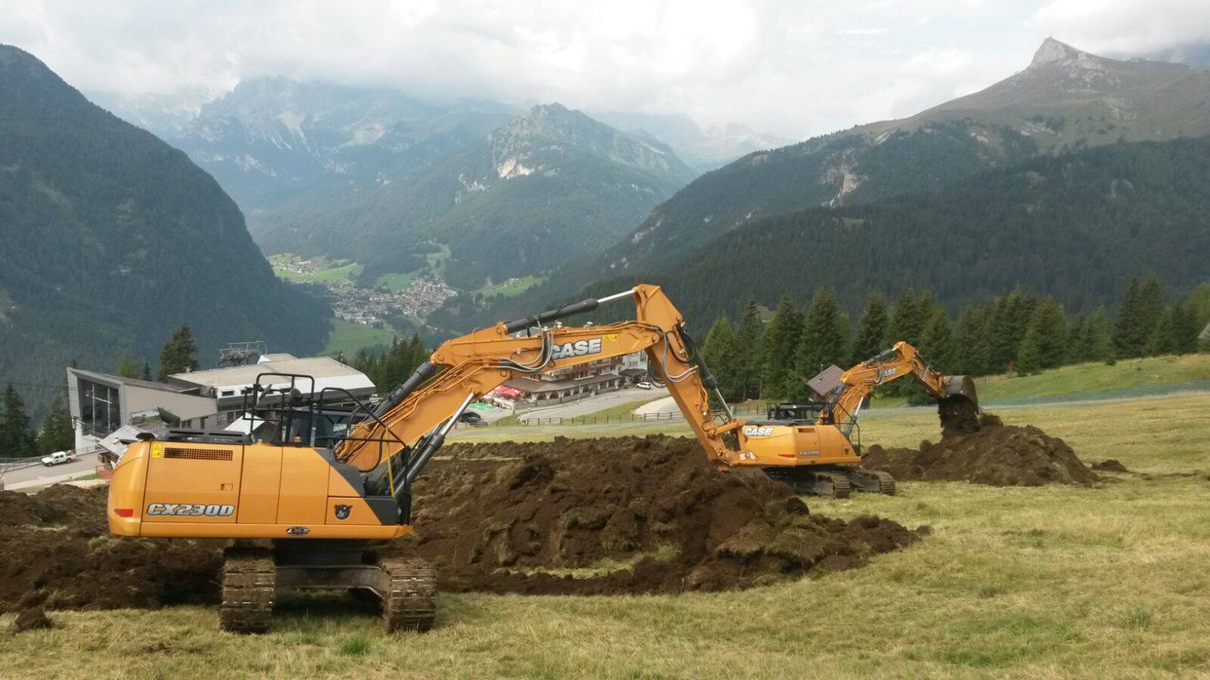 Las dos excavadoras Case estn trabajando en el incomparable escenario de la llamada Terraza de los Dolomitas