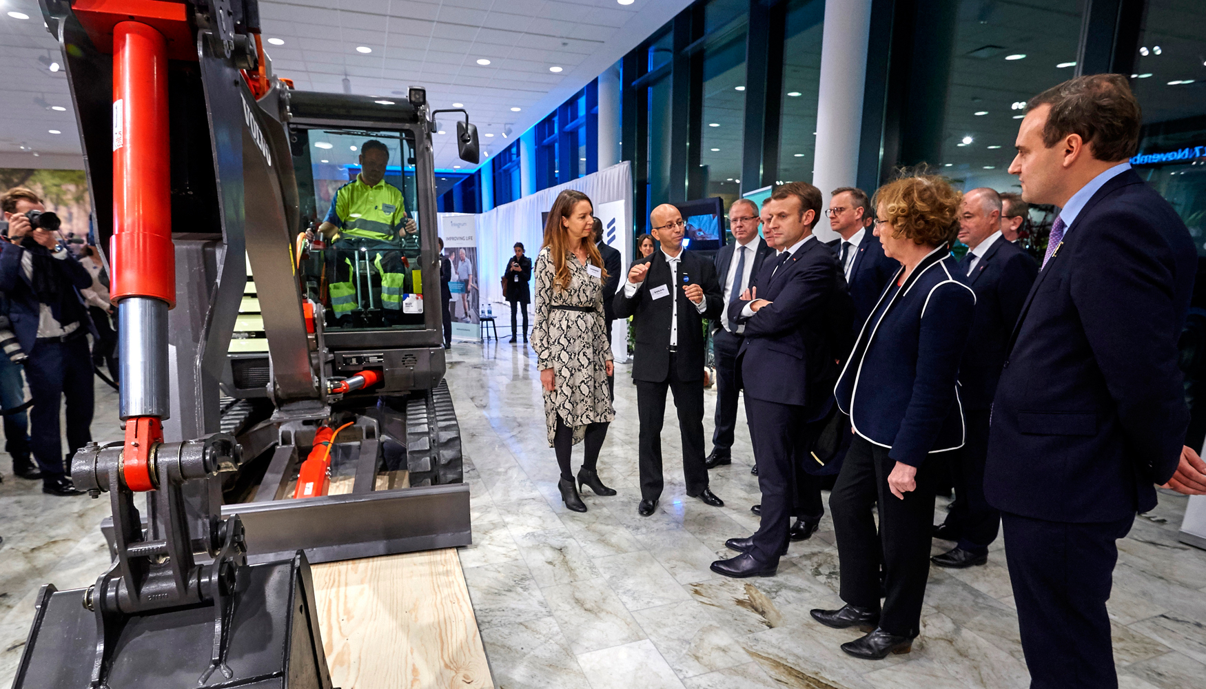 Presentacin de la excavadora elctrica EX2 de Volvo al primer ministro sueco Stefan Lfven y al presidente francs Emmanuel Macron...