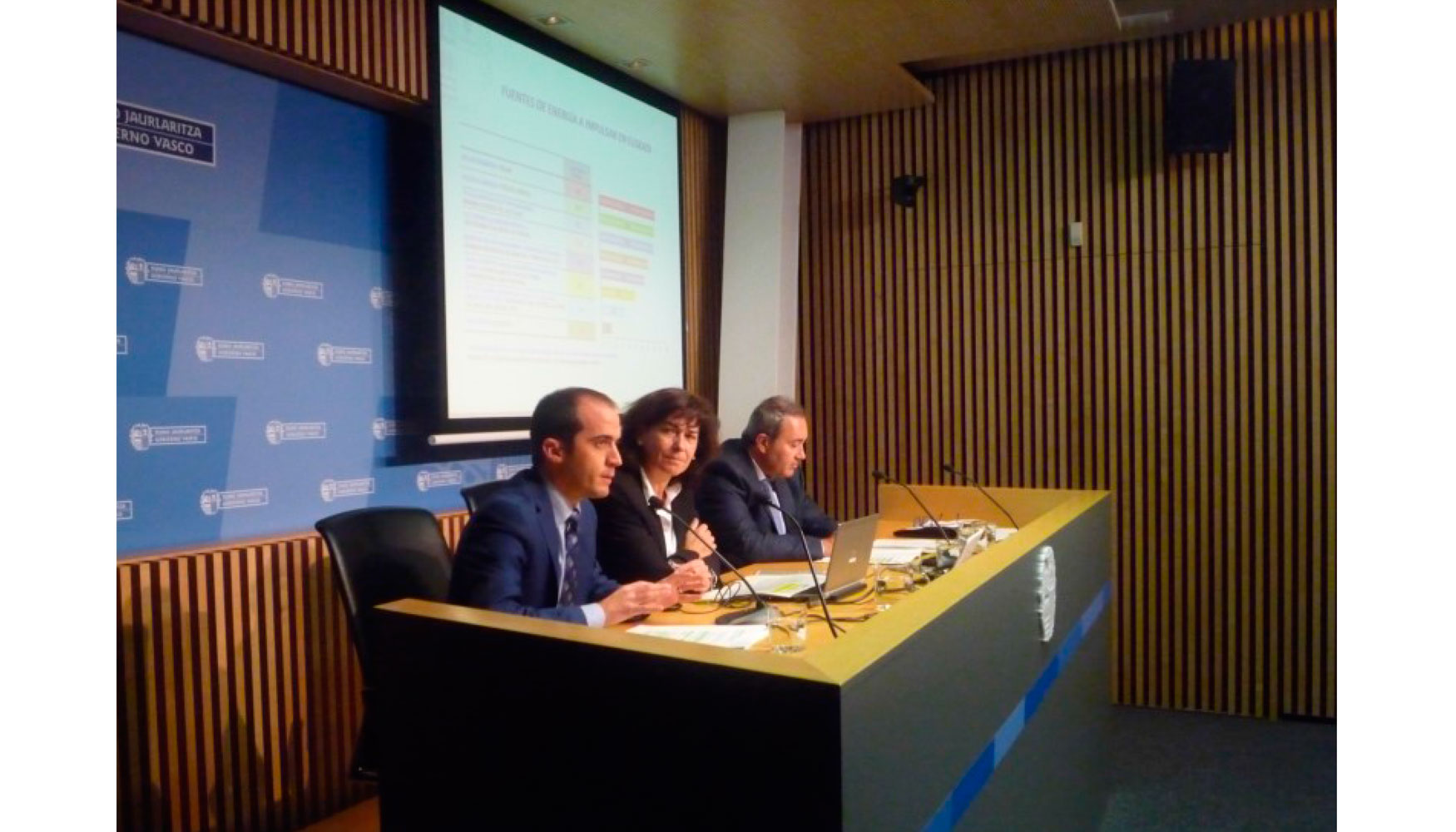 El informe fue presentado en Bilbao por la viceconsejera de Medio Ambiente, Elena Moreno, y el director del EVE, Iigo Ansola...