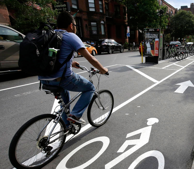 En el mbito municipal, los encuestados apoyan promover la peatonalizacin y el uso de la bicicleta