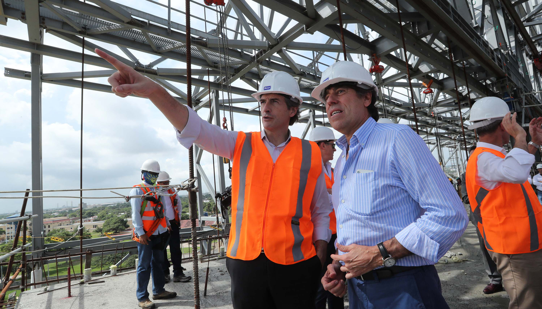 El ministro de Fomento, igo De la Serna, durante la visita a las obras del Puente Pumarejo