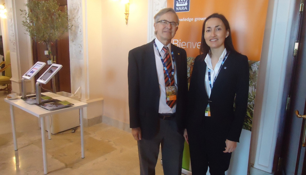 El director agronmico de Yara Iberian, Luis ngel Lpez, junto a la directora general de Yara Iberian, Elena Montero...