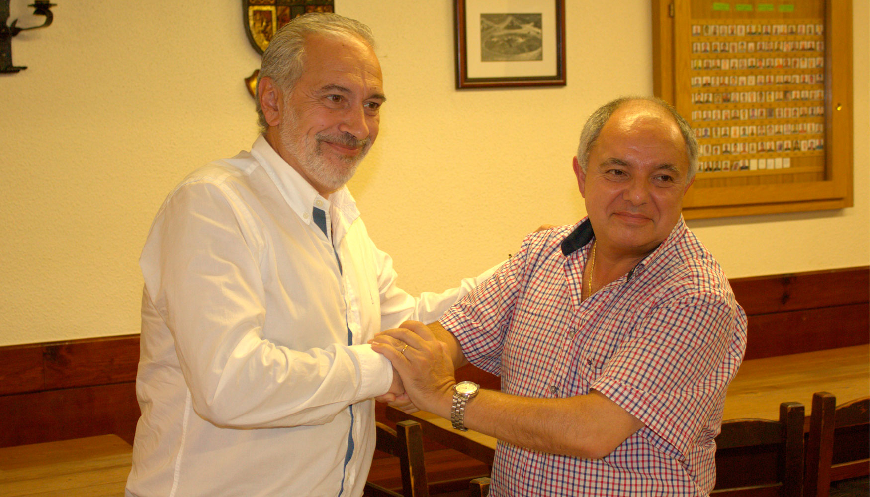 Esteban Blanco y Carlos Cestero tras la firma del acuerdo de colaboracin