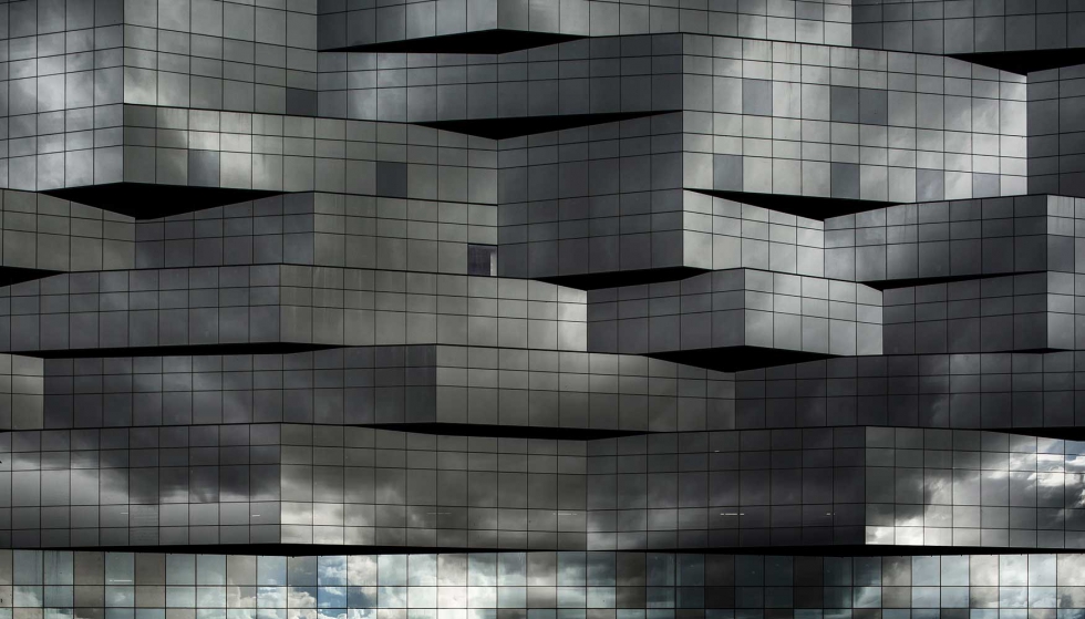 El acristalamiento proporciona al edificio una imagen que evoca un espejismo