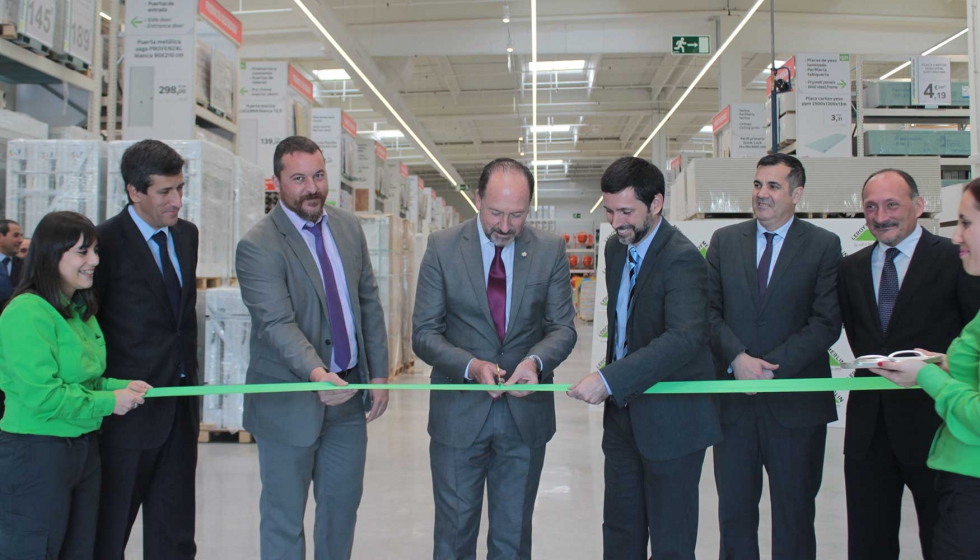 Momento del corte de cinta en la inauguracin. De izq. a dcha...