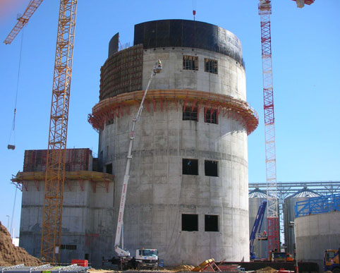 Dos plataformas sobre cami�n de 50 metros de altura trabajaron en la nueva malter�a de Heineken en Sevilla