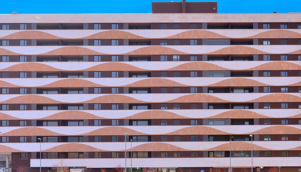 Complejo de viviendas sostenibles en Burlada, Navarra, con ventanas Synego, de Rehau