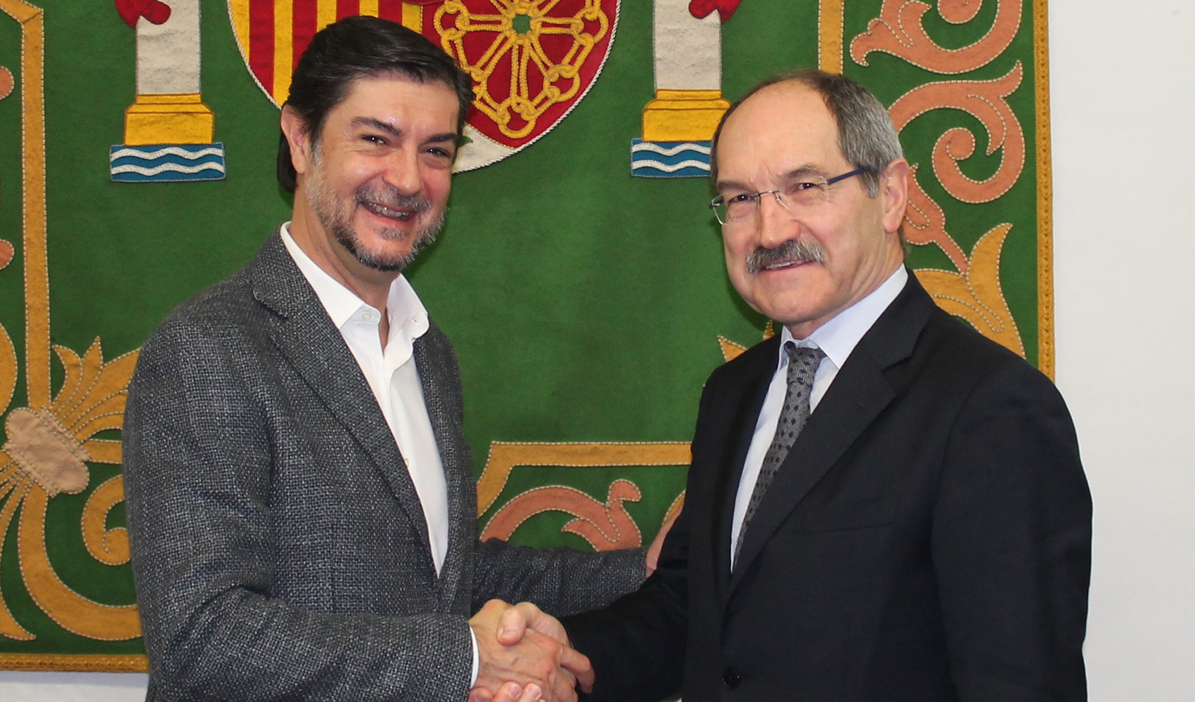 Juan vila Francs, secretario general de la FEMP (a la izquierda de la imagen), y Pedro Mier, presidente de AMETIC, firmantes de acuerdo...