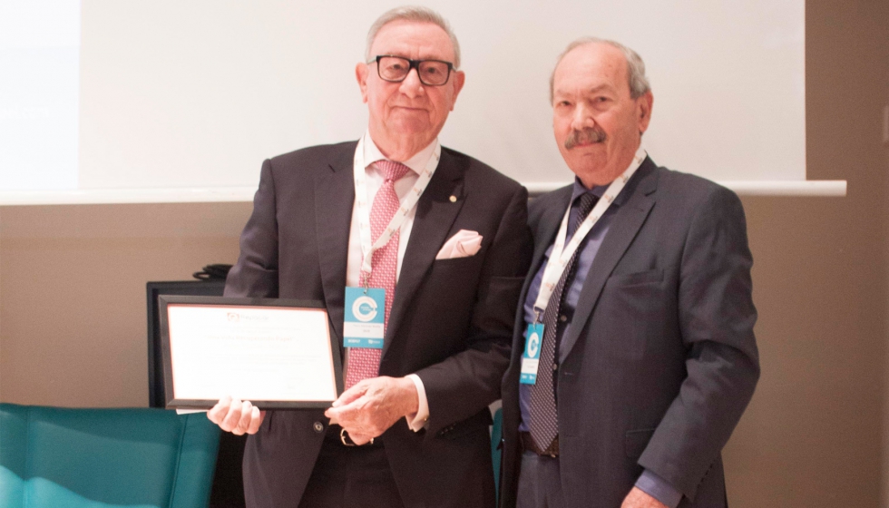 Premio Una vida recuperando papel a Pedro Martnez, de Destruccin Confidencial de Documentacin