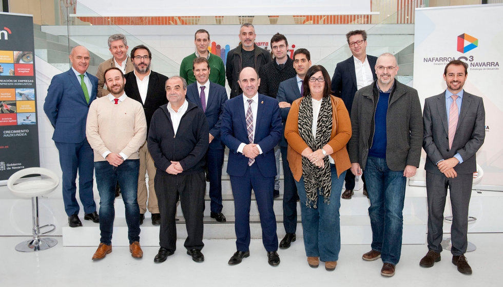 Foto del grupo tractor de Naveac. En el centro, el vicepresidente Ayerdi y la directora gerente de Sodena, Pilar Irigoien...