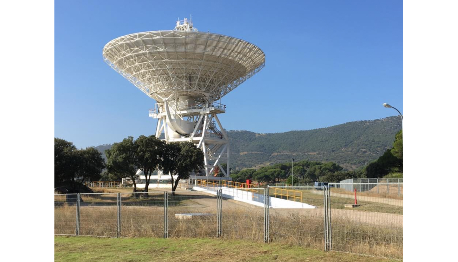 Antena ms prxima a la voladura, donde se coloc un sismgrafo para el control de vibraciones en su base