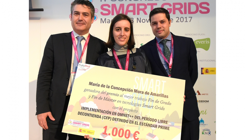 M Concepcin Mora de Amarillas recibe el Premio Futured, entregado por Enrique Morgades, secretario tcnico de Futured, y por Francisco Barcel...