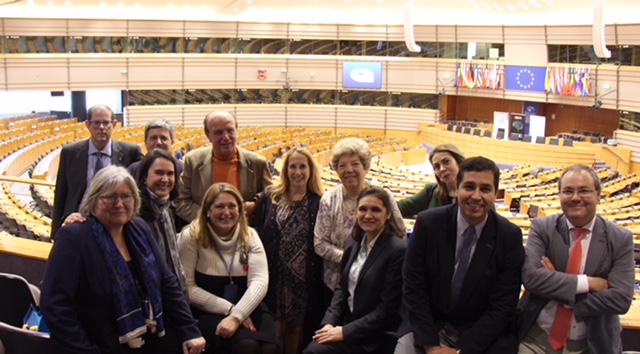 La eurodiputada Esther Herranz, junto a miembros de la Junta de Gobierno de COIACC en el Parlamento Europeo